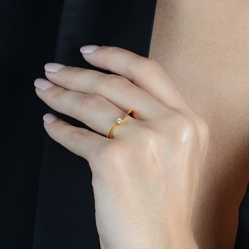 Anel Dourado Solitário Delicado com Zircônia - Galeria