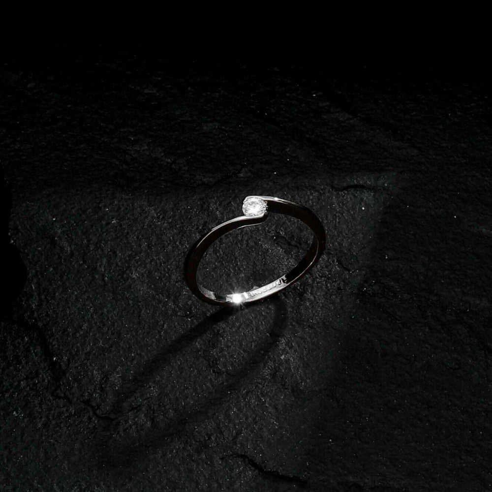Anel Solitário Ponto de Luz com Zircônia Banhado a Ouro Branco